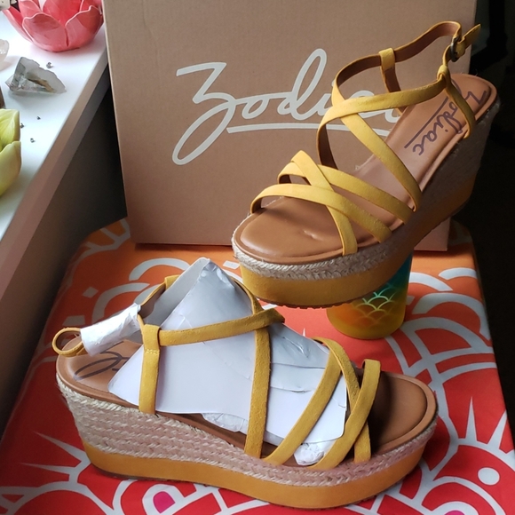 NIB Yellow Zodiac Yolanda wedge sandal - Picture 1 of 12
